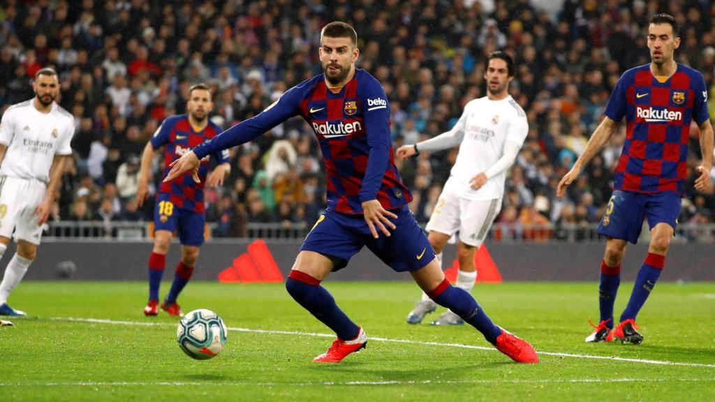 Gerard Piqué corta un centro del Real Madrid