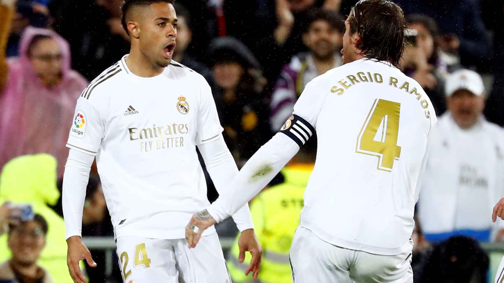 Mariano celebra con Sergio Ramos su gol al Barça