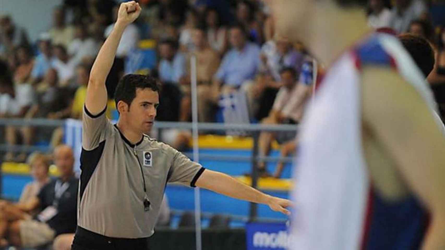Antonio Conde arbitrando un partido de baloncesto