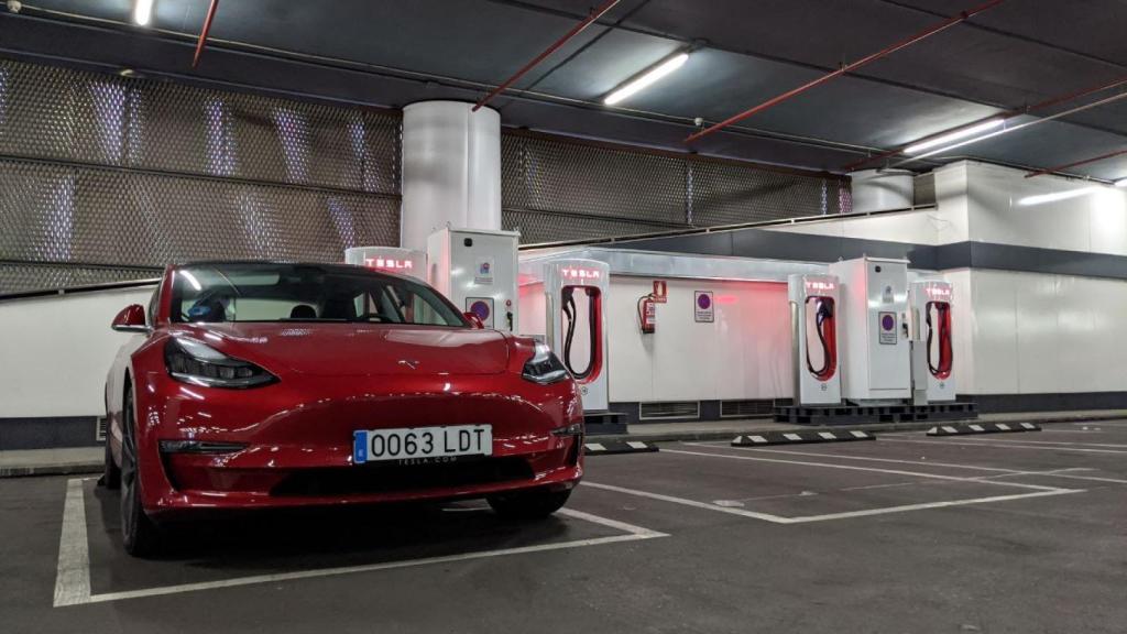 Un Tesla Model 3 repostando en un supercargador.