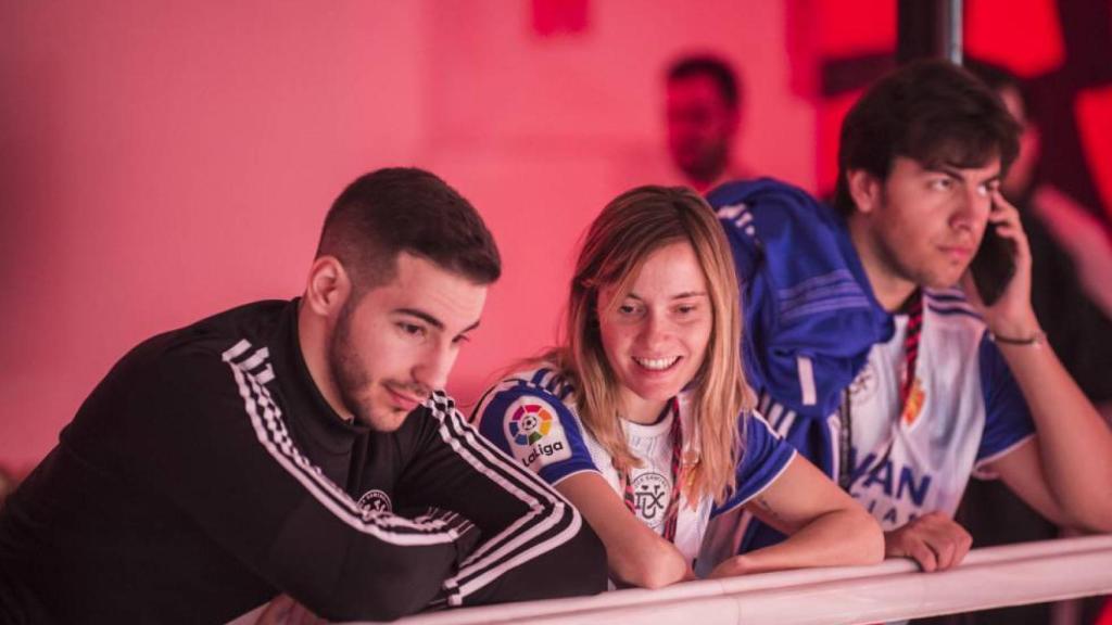 Laura Moreno con la camiseta del Real Zaragoza durante la presentación de la eLiga Santander