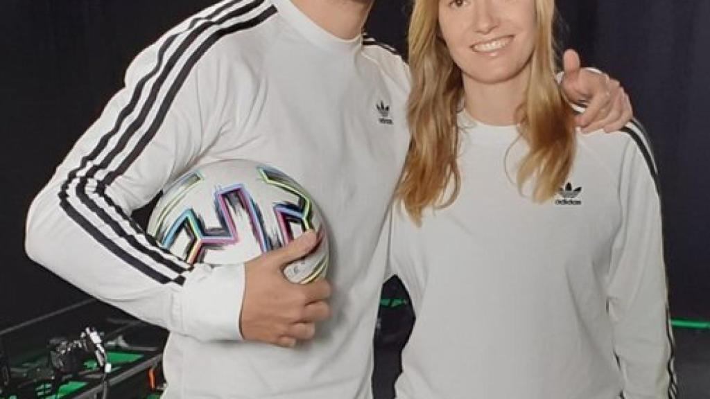LauriXGames (Laura Moreno) y DjMaRiiO (Mario Alfonso), en el momento en el que se anunció su fichaje por DUX Gaming