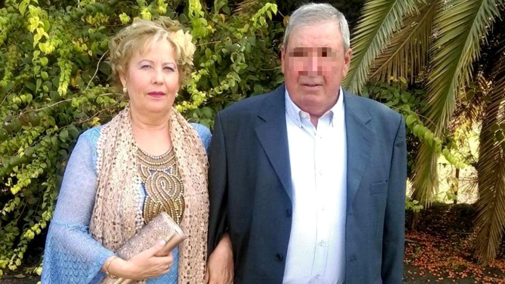 Conchi del brazo de su exmarido y asesino, Paco.