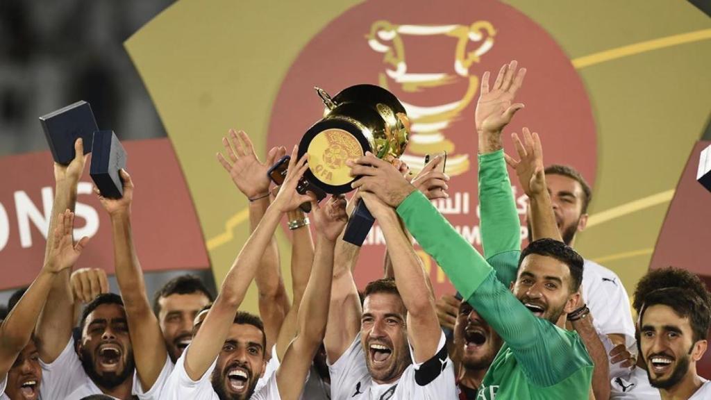 Gabi levantando un trofeo con el Al Sadd