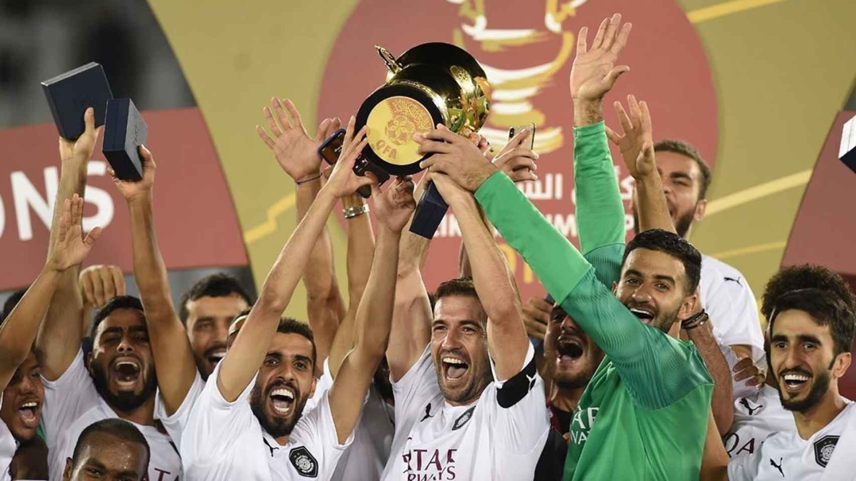 Gabi levantando un trofeo con el Al Sadd