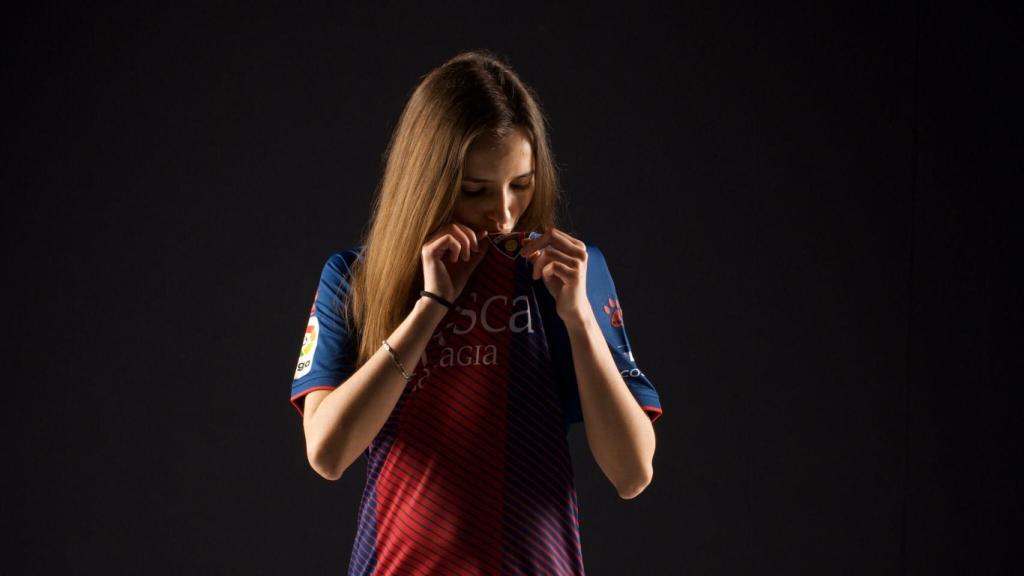 Sandra Martínez, con la camiseta del Huesca