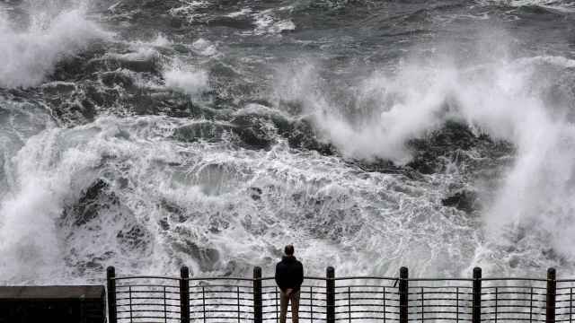 Una gran ola a punto de romper en el Paseo Nuevo de San Sebastián. EFE/Javier Etxezarreta