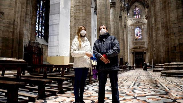 Turistas con mascarilla en el Duomo de Milán. EFE/EPA