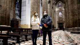 Turistas con mascarilla en el Duomo de Milán. EFE/EPA