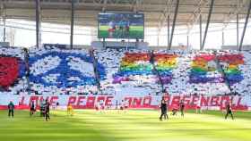 Mosaico de los aficionados del Leipzig en el Red Bull Arena.