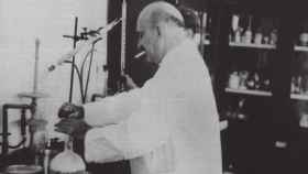 Weizmann en su laboratorio del Instituto Sieff, Rehovot, 1935. De 'Prueba y error' (Nagrela, 2018)