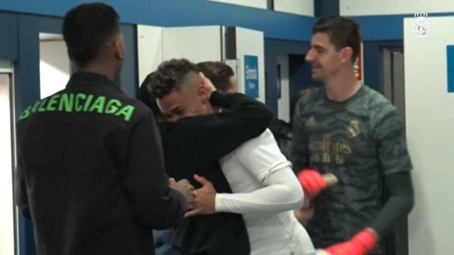 Brahim abraza a Mariano en el vestuario del Real Madrid