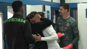 Brahim abraza a Mariano en el vestuario del Real Madrid