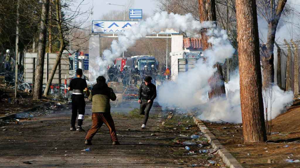 Un grupo de migrantes choca con la policía en la frontera entre Turquía y Grecia