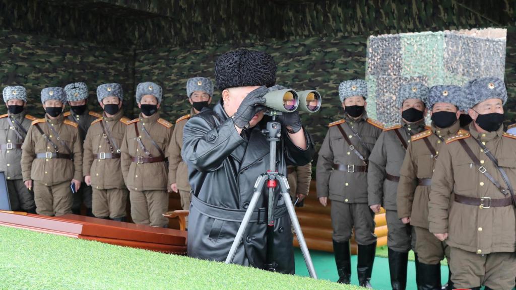 Kim Jong Un durante una prueba del Ejército es el único que no lleva máscarilla protectora.