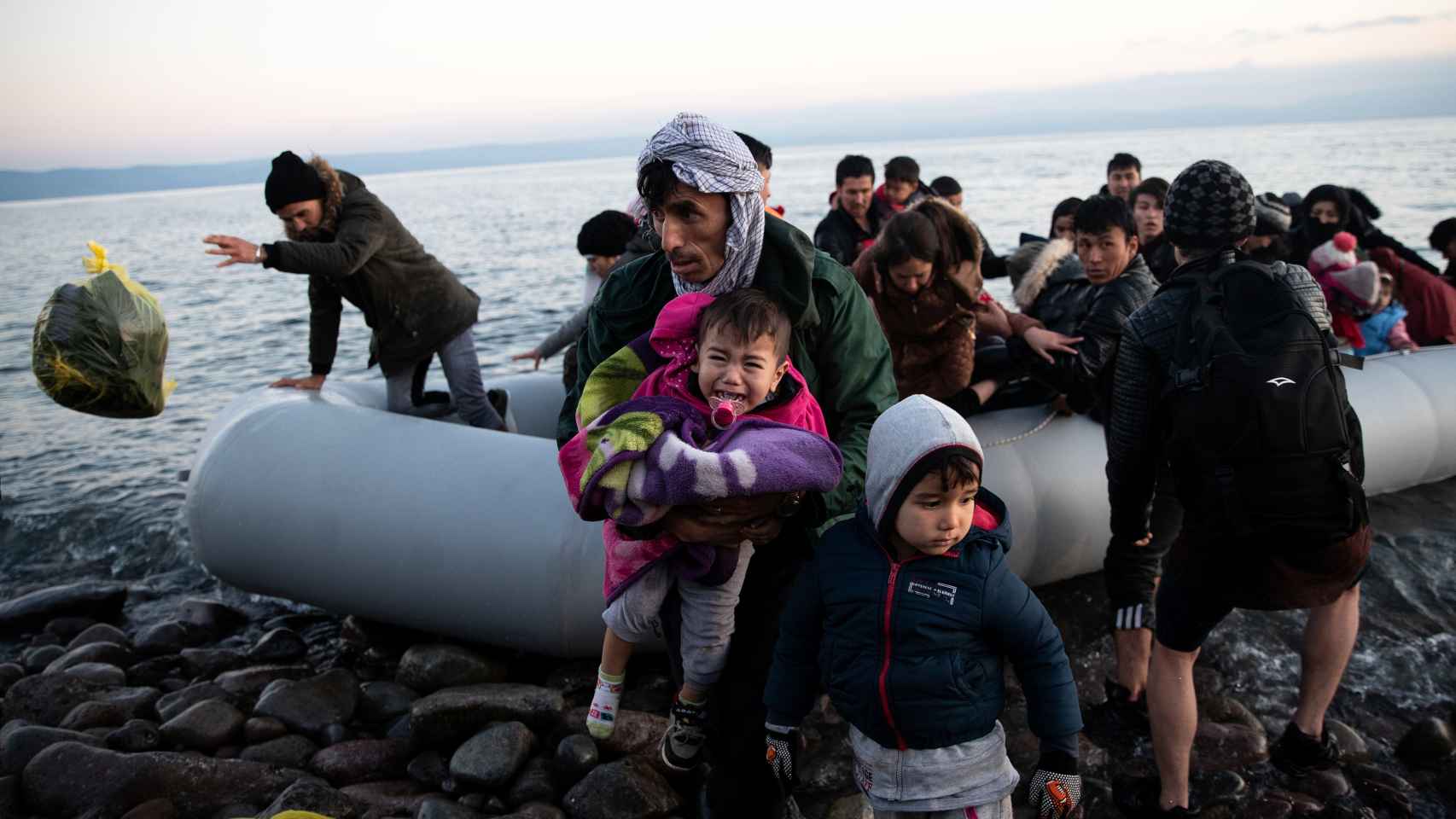 Migrantes llegando a una playa de Lesbos.