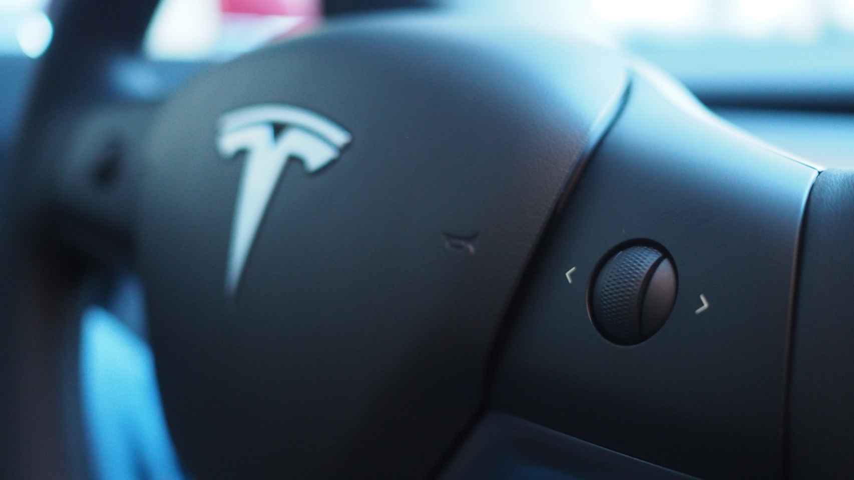 Ruleta de control del Tesla Model 3 con aspecto de plástico
