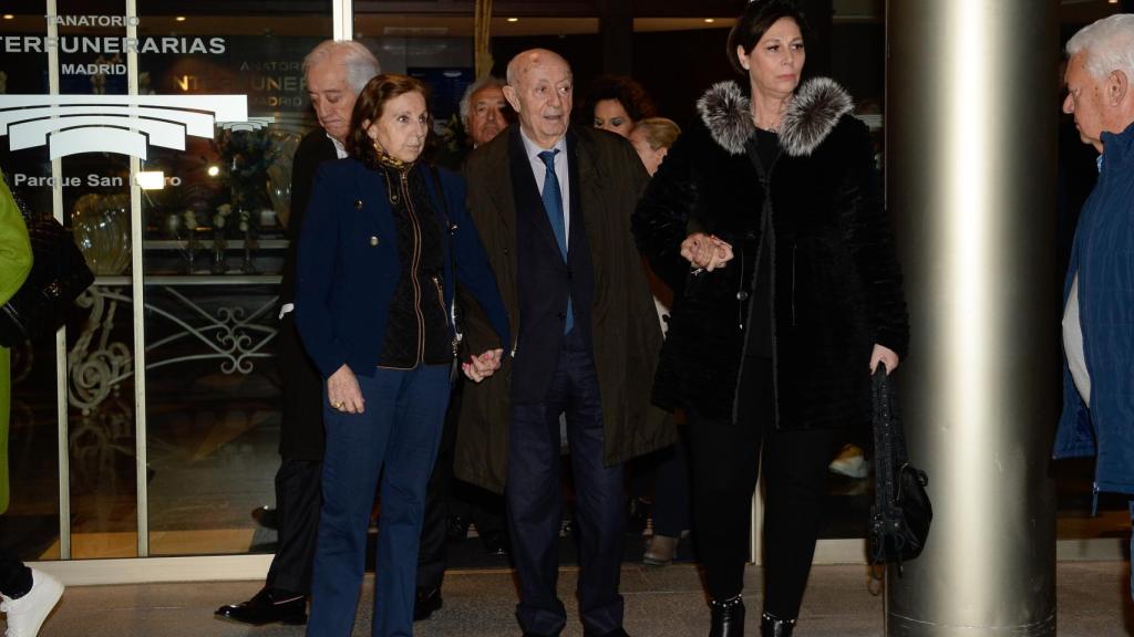 Lucio Blázquez durante el funeral de su esposa.
