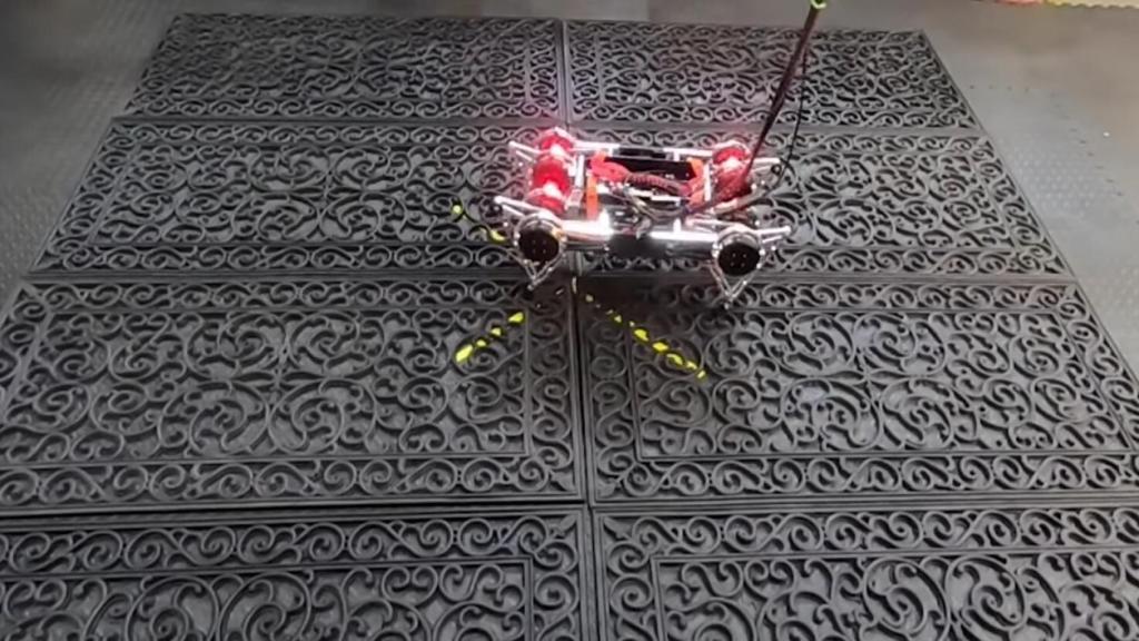 Robot caminando en alfombra de reja