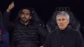 Eder Sarabia se desespera ante la pasividad de su defensa con Karim Benzema