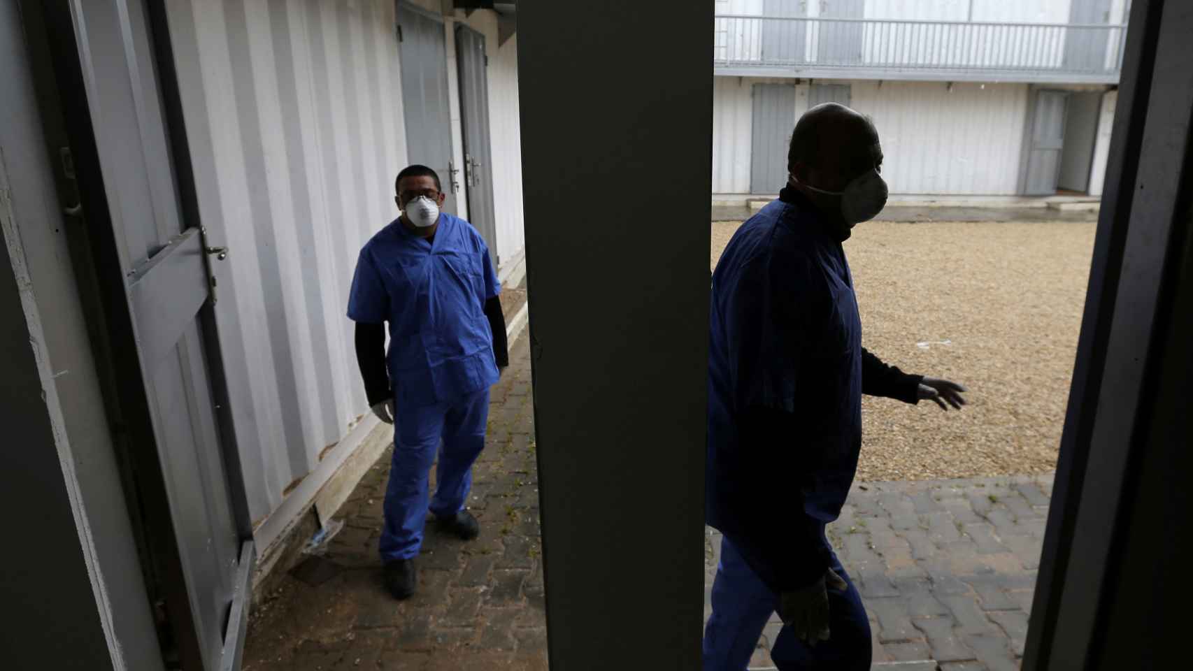Trabajadores de salud palestinos usan mascarillas en una zona de cuarentena instalada por el Ministerio de Salud para evaluar a los pasajeros que regresan de China por coronavirus, en el sur de la Franja de Gaza.