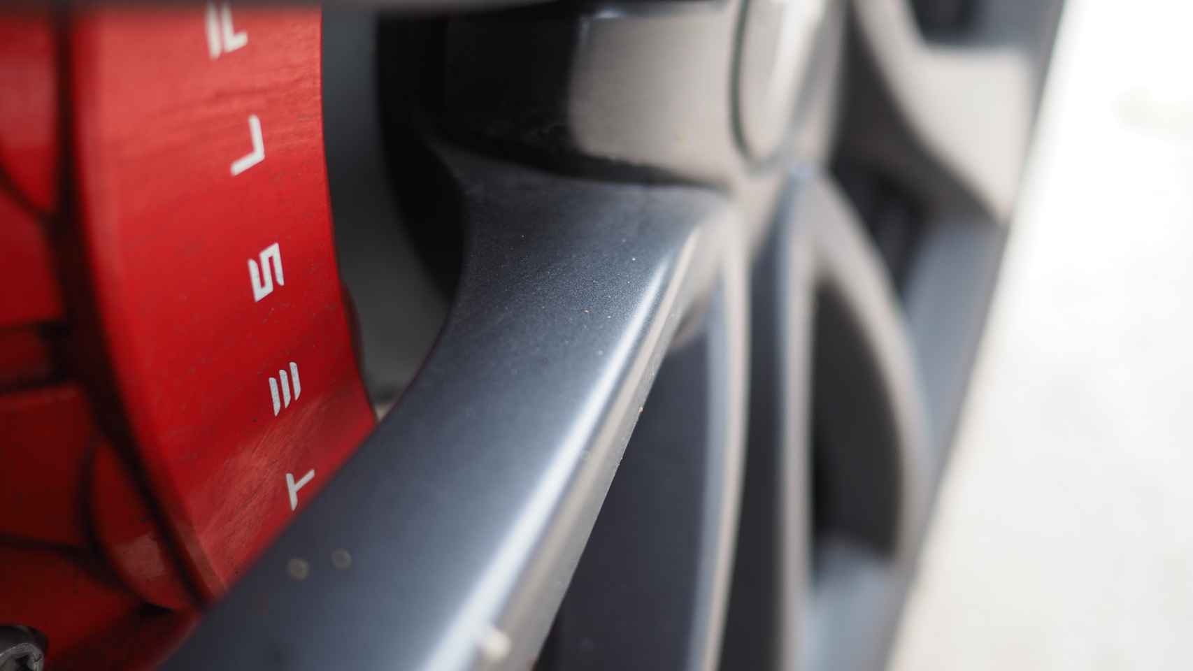 Llanta delantera del Tesla Model 3 Performance