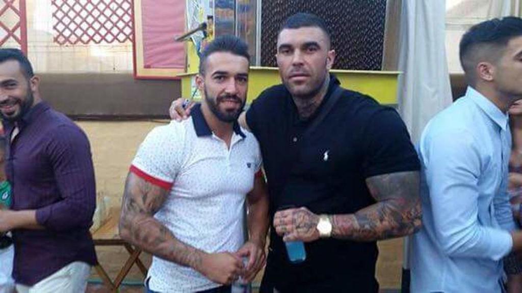 Manuel Herrera, a la derecha, junto a un amigo.