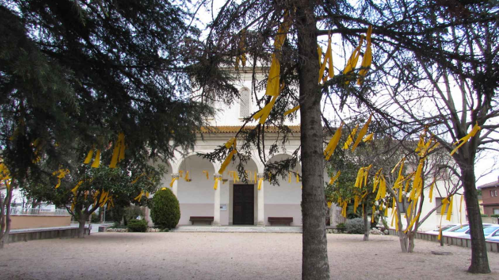 Iglesia Sant Antoni Majo con lazos amarillos