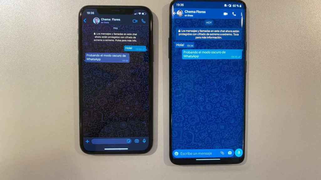 WhatsApp en modo oscuro iPhone (izq.) y Android (der.)