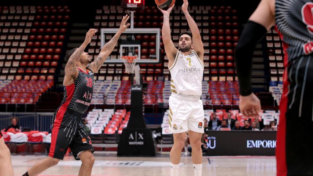 Campazzo lanza a canasta durante el partido entre el Real Madrid y Olimpia Milan