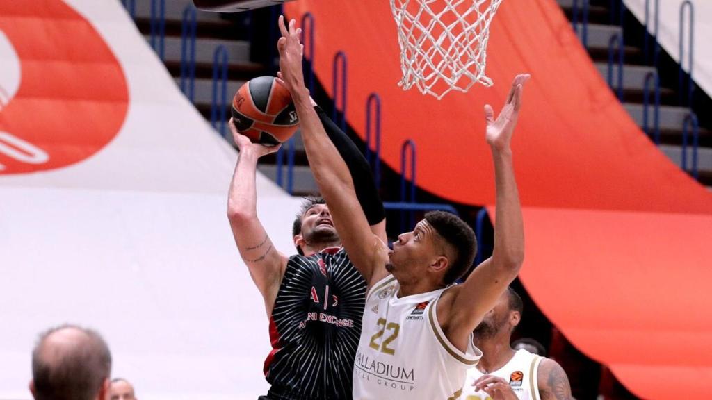 Tavares intenta taponar durante el partido entre Real Madrid y Olimpia Milán