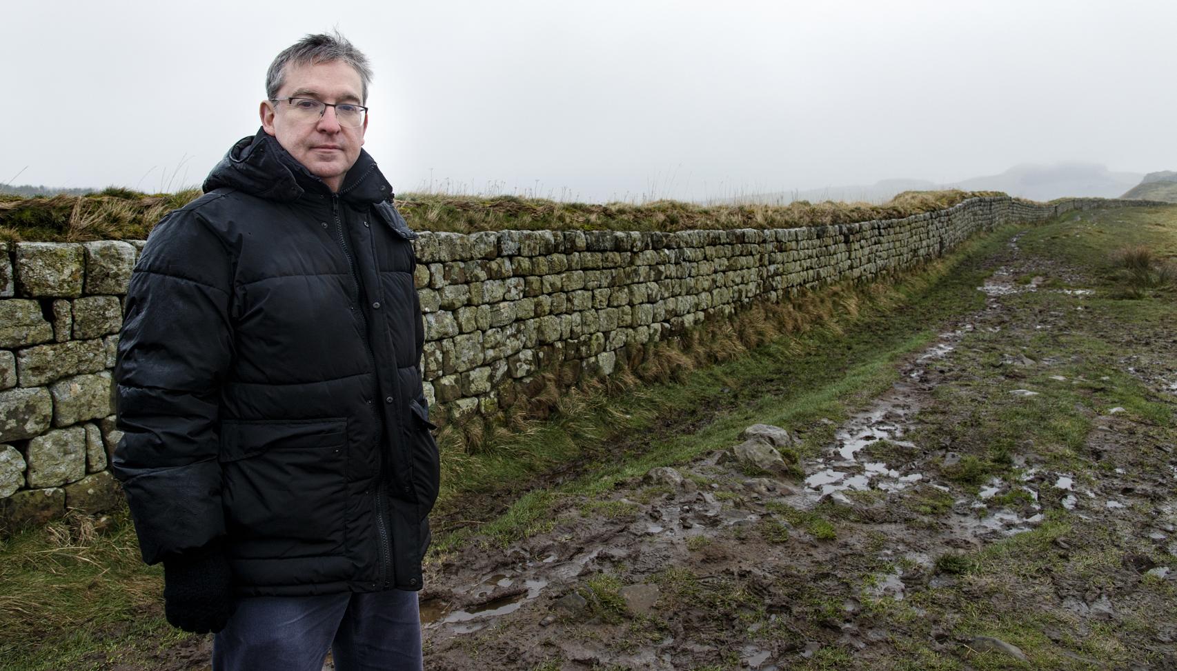 El escritor Santiago Posteguillo en el Muro de Adriano.