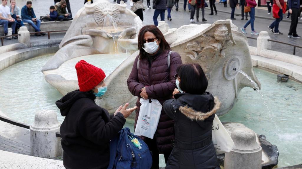 Turistas en la plaza España de Roma