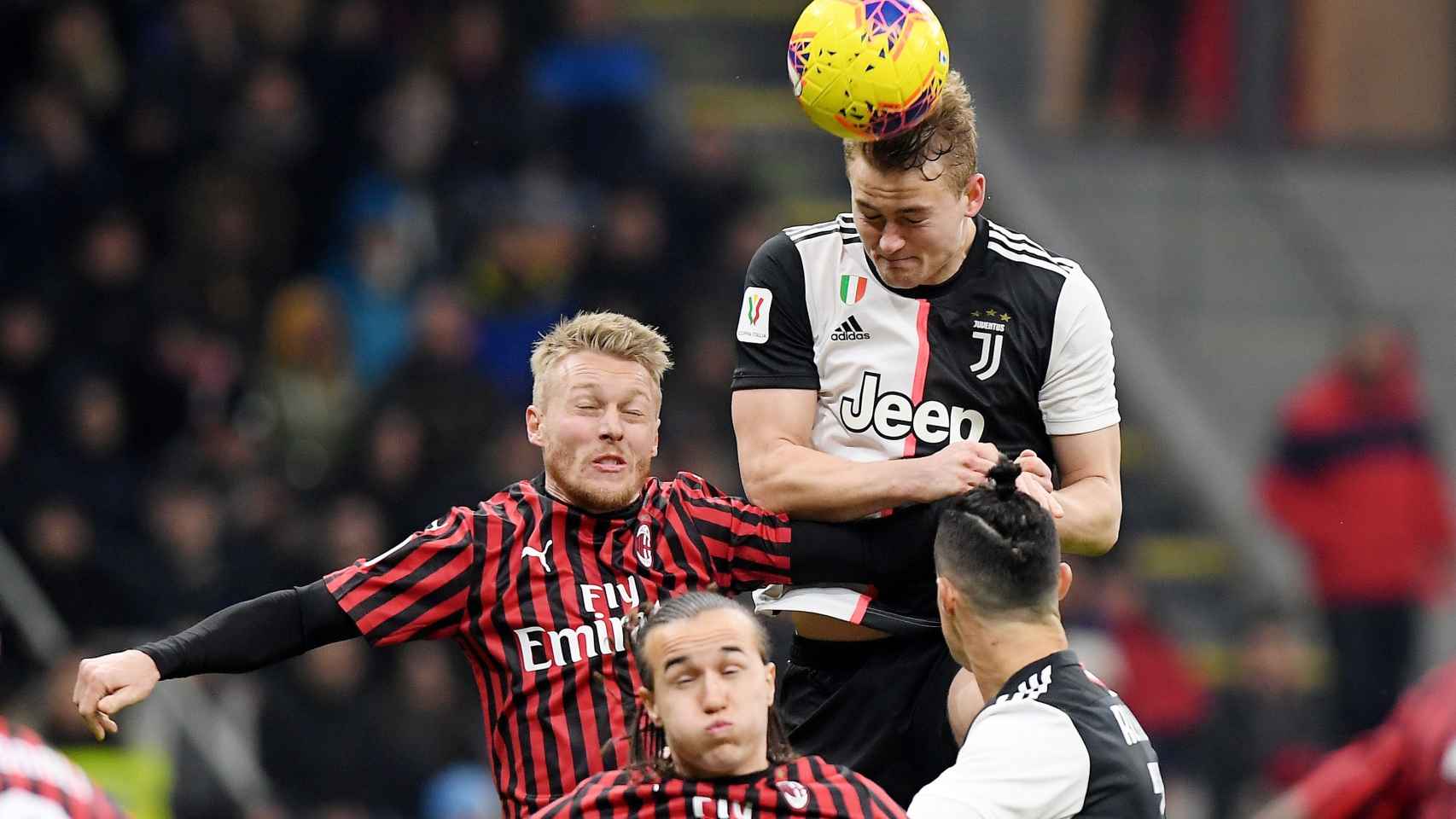 Matthijs de Ligt se impone en una disputa áerea en el Milan- Juventus