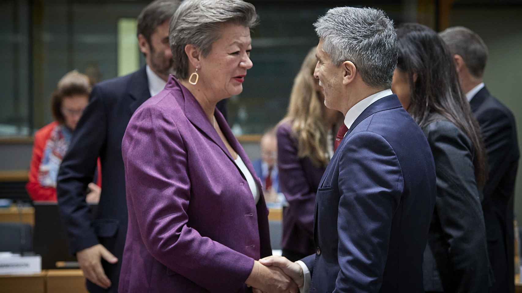 Fernando Grande-Marlaska saluda a Ylva Johansson durante una reunión de ministros del Interior de la UE