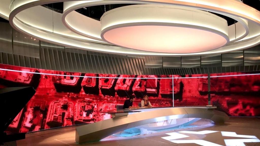 El plató de informativos emplea tecnologías que recuerdan a las de 'Antena 3 Noticias'.
