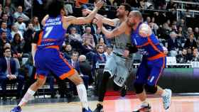 Antoine Diot, ante Louis Labeyrie y Quino Colom en el ASVEL Villeurbanne - Valencia Basket