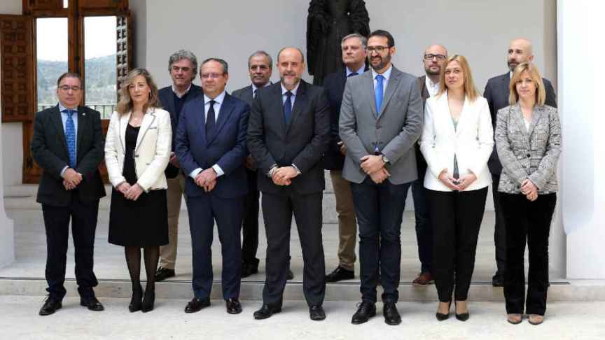 Los negociadores se han realizado una foto de familia en el Palacio de Fuensalida (Ó. HUERTAS)