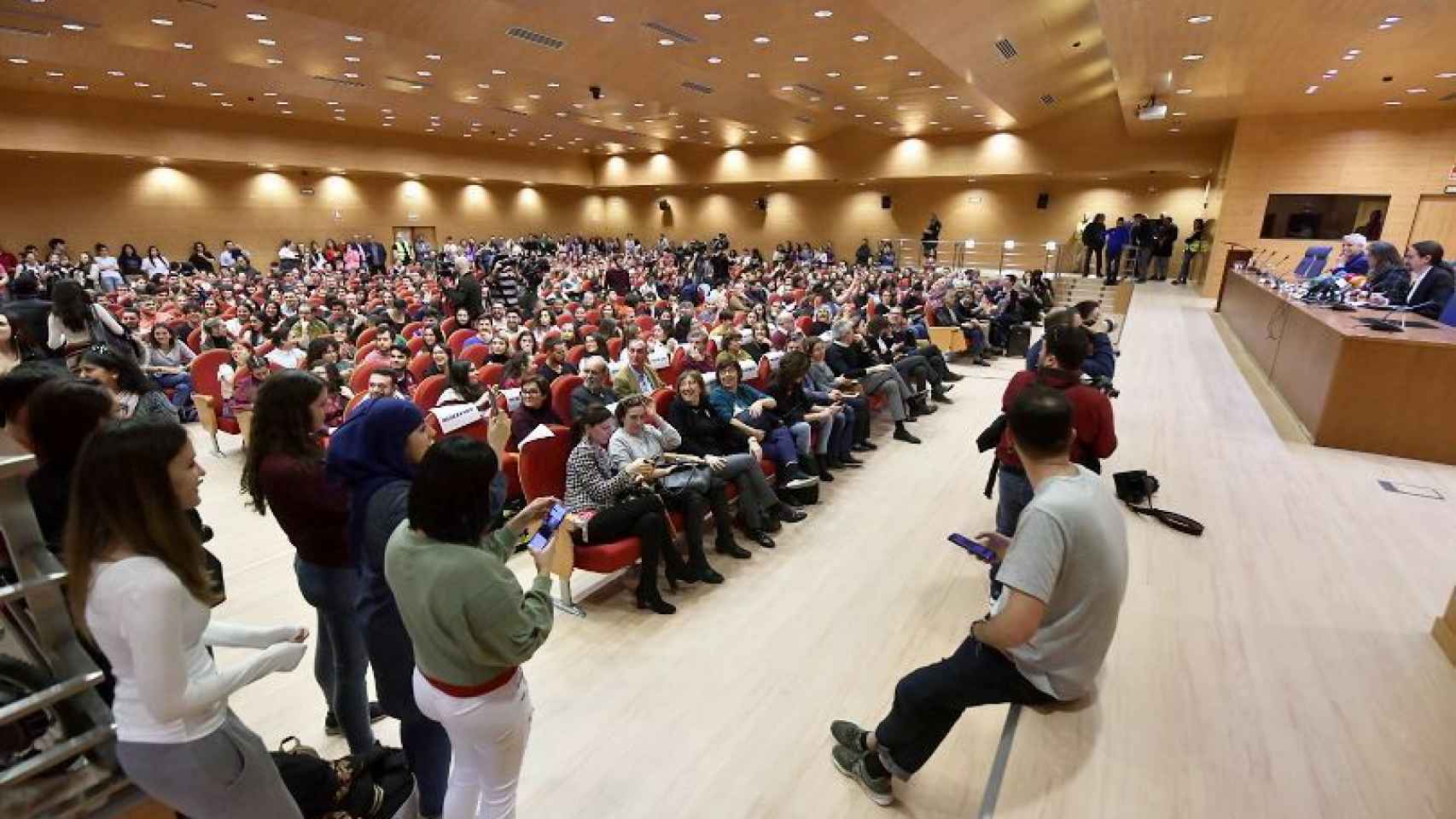 El salón de actos de la Facultad de Ciencia Política y Sociología de la UCM, lleno para escuchar a Pablo Iglesias.