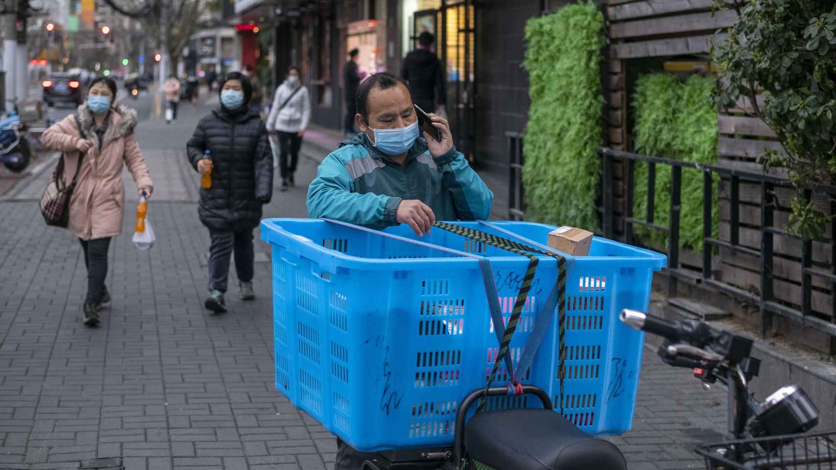 Un ciudadano chino por la calle.