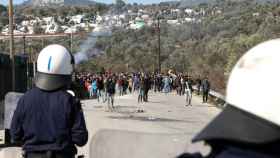 Migrantes bloquean una carretera durante los enfrentamientos con la policía en Lesbos.