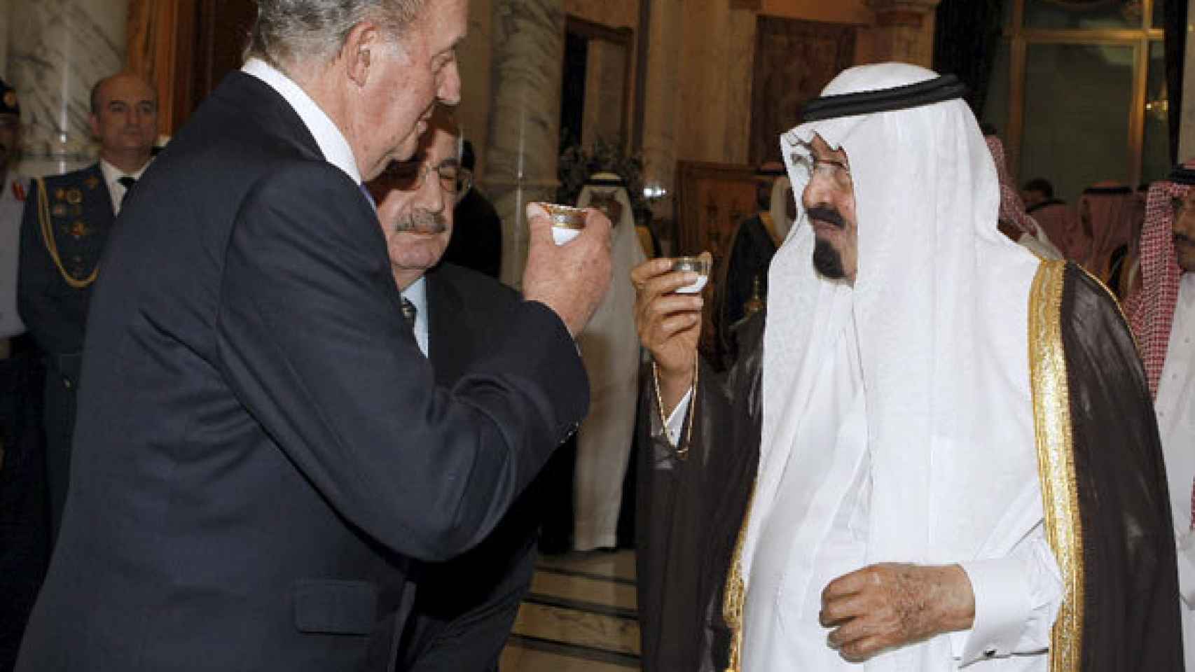 El rey Juan Carlos y el rey de Arabia, Abdullah Bin Abdulaziz, toman una taza de té en el palacio real en Yeda
