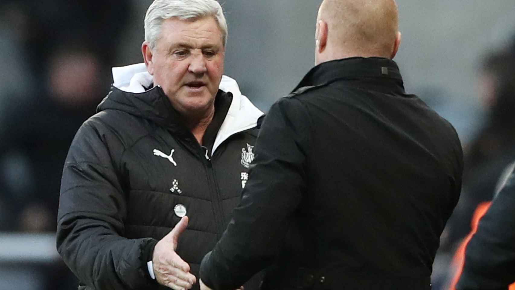 Steve Bruce, entrenador del Newcastle, y Sean Dyche, técnico del Burnley, se saludan antes de un encuentro de la Premier League