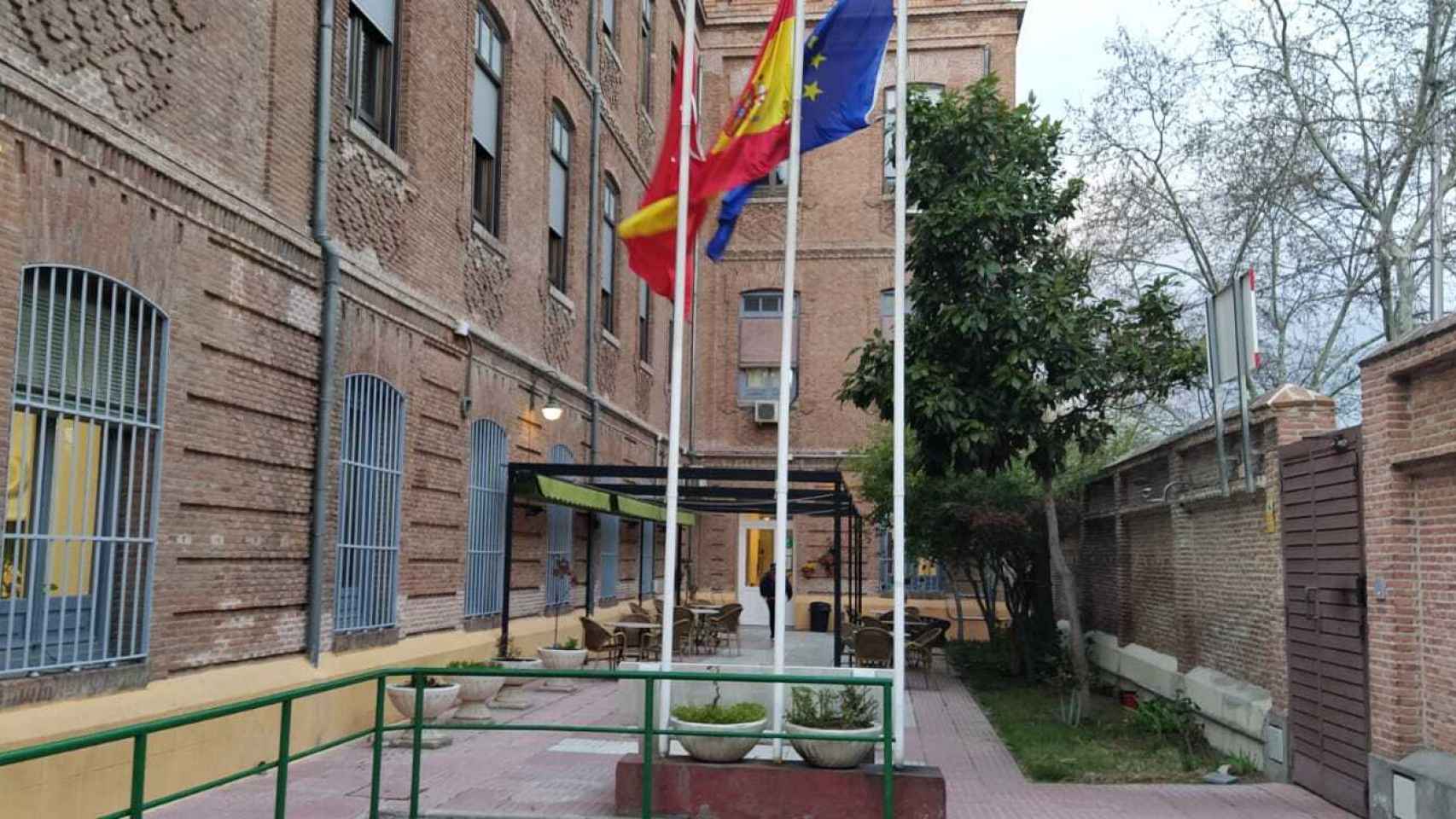 Vista del patio delantero de la Residencia de Mayores La Paz.