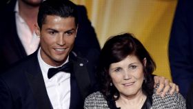 Cristiano Ronaldo y Dolores Aveiro, durante la gala del balón de oro.