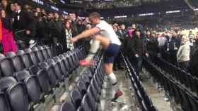 El jugador del Tottenham Eric Dier se lía a golpes en la grada con sus fans para defender a su hermano