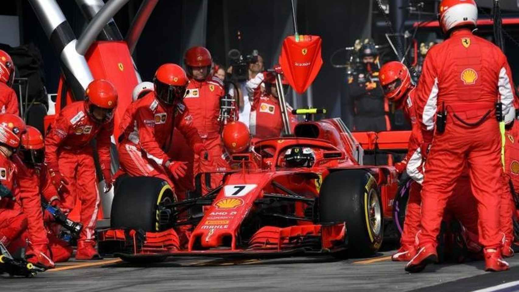 El equipo de Ferrari atendiendo al piloto.