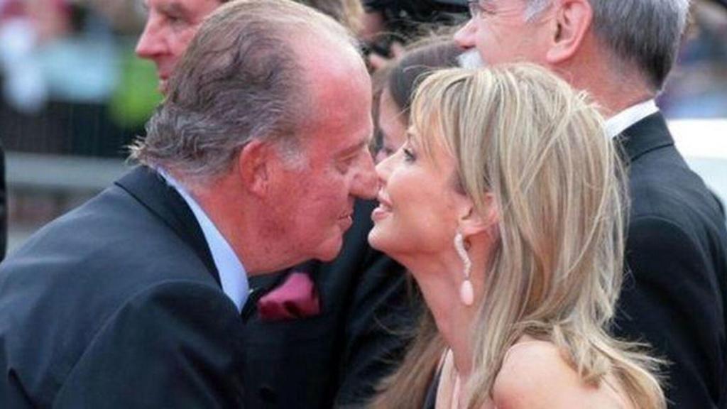 El rey emérito, Juan Carlos, saluda a Corinna zu Sayn-Wittgenstein.