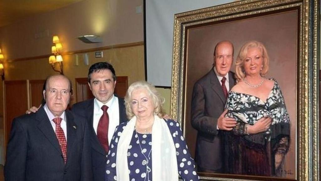 Antonio Montiel junto a Chiquito y Pepita y el cuadro que les pintó por sus 50 años casados.