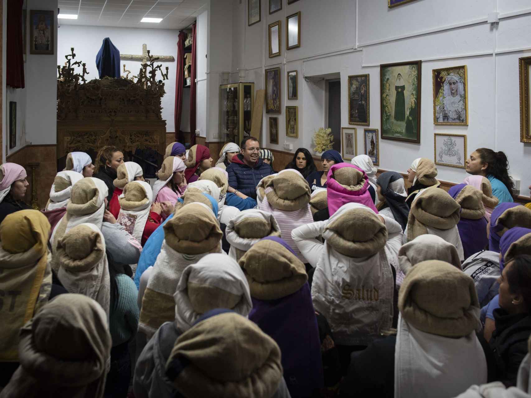 El paso de la Virgen de la Salud cuenta con 87 costaleras que se relevan en turnos de 30 mujeres.